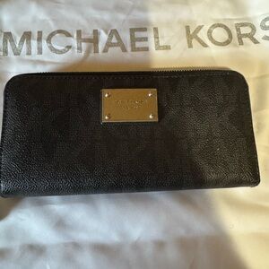 Michael Kors Wallet 
Black with Silverr MK Sig